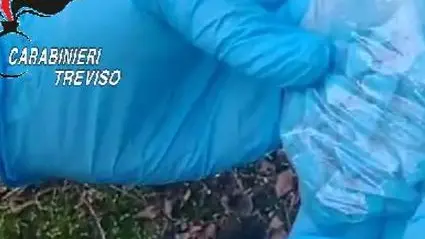 I carabinieri con parte della droga sequestrata