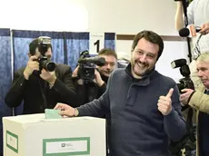 Federal Secretary of Italian party 'Lega' (League), Matteo Salvini (C) casts his ballot at a polliing station in Milan, Italy, 04 March 2018. General elections are held in Italy on 04 March 2018 with the country's economic situation and migrant influx in the past years believed to dominate the voters' decisions. The three main political contenders in Italy, the right-wing coalition, the ruling Democratic Party and the anti-establishment 5-Star-Movement have all predicted major results for themselves. The final results of the elections are expected to be announced on early 05 March