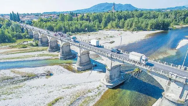 L’attuale ponte di Vidor sul Piave. Il futuro viadotto sarà spostato più a valle di 1,4 chilometri