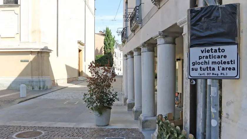 AGOSTINI AG FOTOFILM TREVISO CARTELLI DI DIVIETO GIOCHI, IN FOTO PIAZZA S. M. DEI BATTUTTI