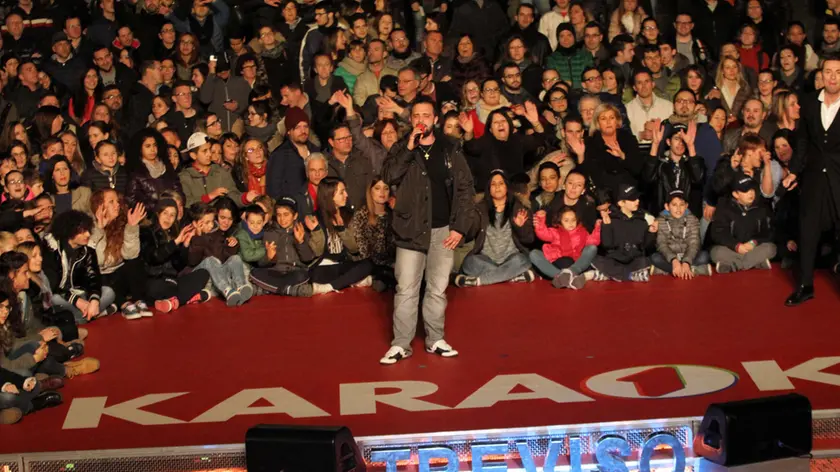 La serata con il karaoke in piazza Vittoria