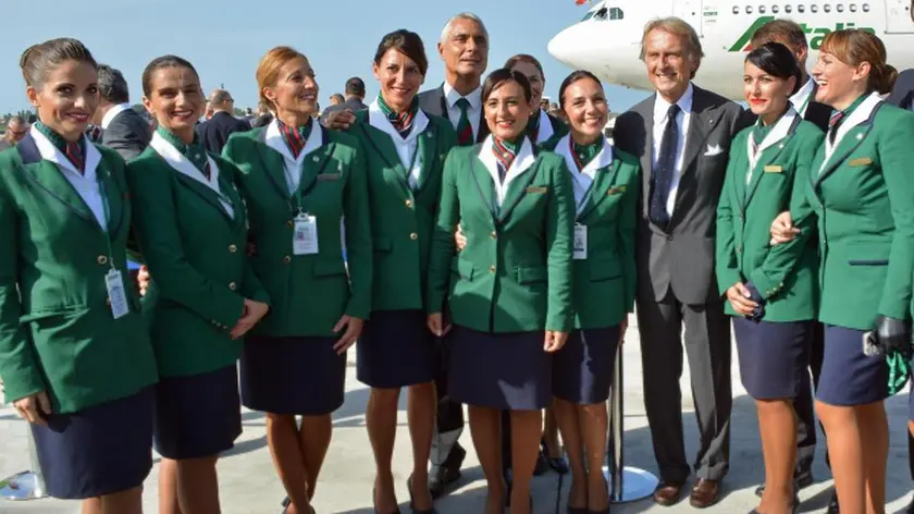 Il Presidente Alitalia Luca Cordero di Montezemolo si intrattiene con il personale Alitalia all'aeroporto di Fiumicino dopo aver salutato Papa Francesco partito per Cuba e Stati Uniti con un aereo della compagnia, Roma, 19 settembre 2015. ANSA/ TELENEWS