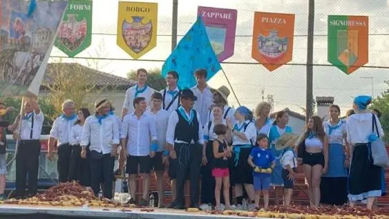 Un gruppo sul palco del palio “Batar panoce” a Trevignano