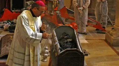Due momenti della cerimonia della riesumazione della salma del beato Giuseppe Toniolo con il vescovo di Vittorio Veneto monsignor Corrado Pizziolo