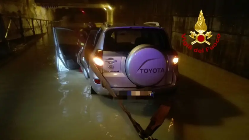 Auto bloccata in un sottopasso allagato a Faè