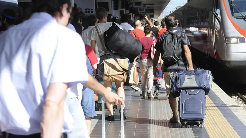 Turisti e pendolari si recano ai treni, oggi 23 luglio 2010, all'interno della stazione Termini a Roma... Sono oltre un milione e mezzo i viaggiatori previsti sui treni delle vacanze nei prossimi due fine settimana di luglio. E alla fine dell'estate, grazie alle offerte e alle promozioni di Trenitalia, per giovani e famiglie, saliranno a 20 milioni i vacanzieri che avranno preferito il treno all'auto e agli altri mezzi di trasporto, per raggiungere le principali mete turistiche del Paese...ANSA/ DANILO SCHIAVELLA / DBA