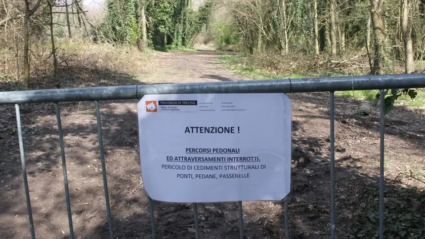 DE WOLANSKI AG.FOTOFILM TREVISO PARCO DELLO STORGA, CARTELLI, IN FOTO VICINO CHIESETTA MADONINNA