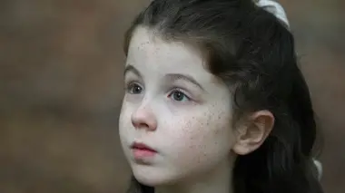La piccola Caterina Camerotto, protagonista del cortometraggio sulla magica foresta del Cansiglio, del regista Loris Mora