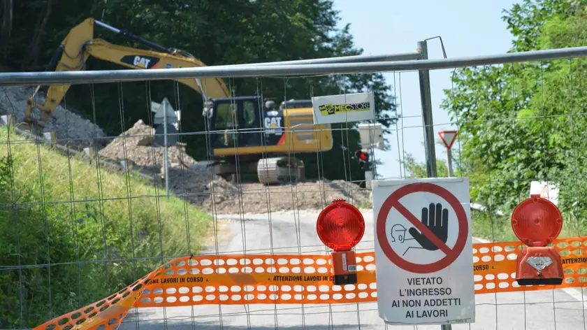 Una ruspa al lavoro per sgomberare l’Alemagna bloccata dalla frana
