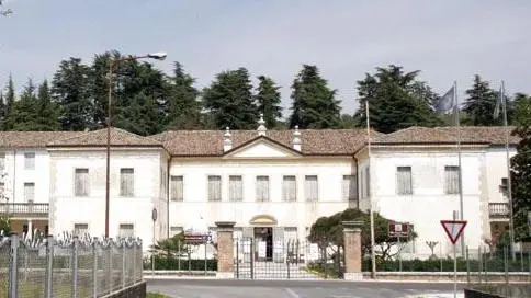MONTEBELLUNA BIADENE..VILLA CORRER PISANI..FURTO ACCADEMIA MOZART..fotocronaca trevignano spaccata ottica..caerano incendio via s antonio