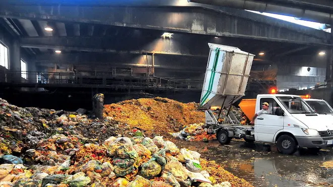 Belluco..Bacino Padova Tre - raccolta e riciclaggio rifiuti. Nella foto:..Sesa - Este, lo scarico dell'umido Reportage discarica