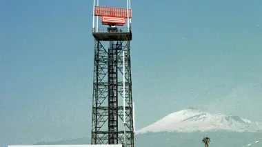 A sinistra la base di Sigonella sopra velivoli della nostra Aeronautica Militare, a destra Gheddafi. La base siciliana è l’avamposto italiano di fronte alla drammatica crisi in Libia