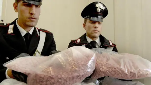 20071003 - TORINO - CLJ - DROGA: TORINO; CC SEQUESTRANO 70 MILA PASTIGLIE ECSTASY. Carabinieri mostrano le pastiglie di acstasy sequestrate. Nascondevano in cantina 70 mila pastiglie di ecstasy per un valore di oltre un milione di euro. Merce pronta per essere venduta al popolo della notte, nelle discoteche o durante i concerti che alle volte sono terreno fertile per gli spacciatori. Il traffico illecito di due operai ..incensurati, un uomo e una donna, e' stato pero' scoperto dai carabinieri, che li hanno arrestati. I due si sono rifiutati di fornire indicazioni sulla provenienza di quelle pastiglie, che con i loro quindici chili ..di peso rappresentano uno dei piu' consistenti sequestri di ecstasy avvenuto quest'anno in Italia e il piu' grande mai avvenuto nel torinese...ANSA/ALESSANDRO CONTALDO/DRN