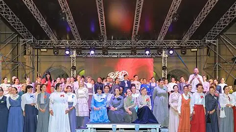 Damigelle sul palco in una passata edizione del Palio di Montebelluna