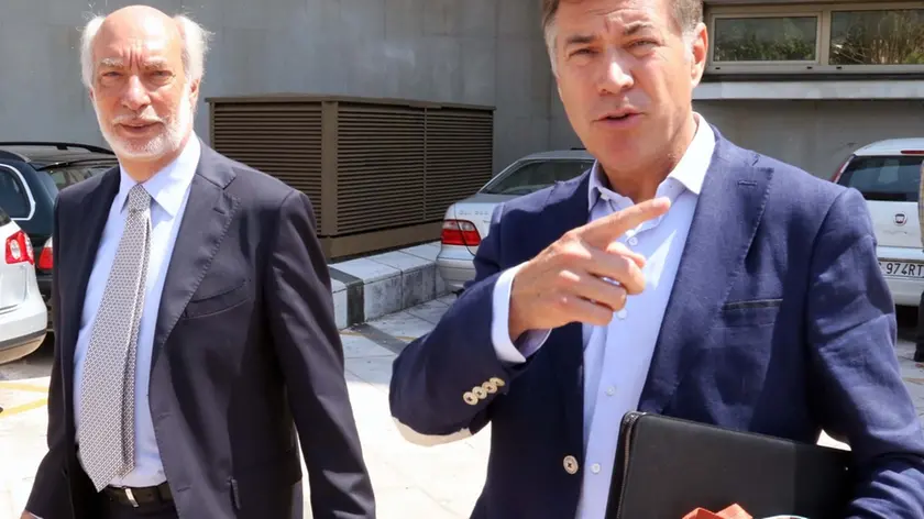 Il capitano della Finanza Stefano Arrighi con il suo legale, l’avvocato Maurizio Paniz