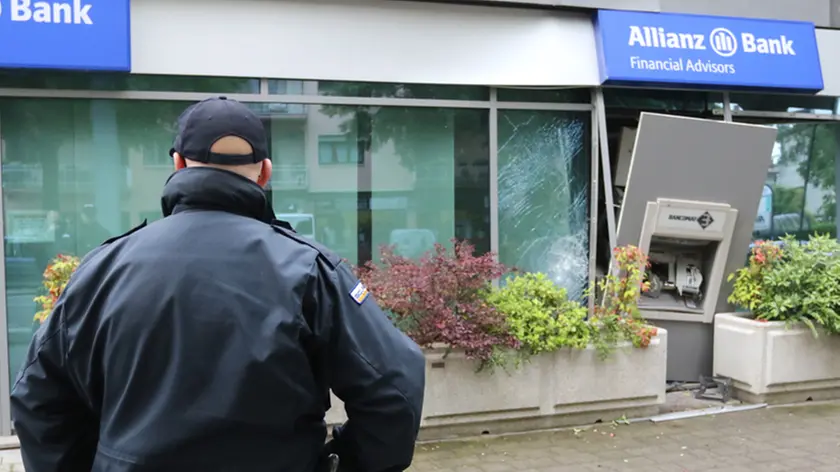 FILIPPI . AG.FOTOFILM . TREVISO FURTO BANCOMAT ESPLOSO BANCA IN V. DELLA REPUBBLICA