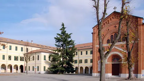 Il cortile del collegio salesiano Astori di Mogliano