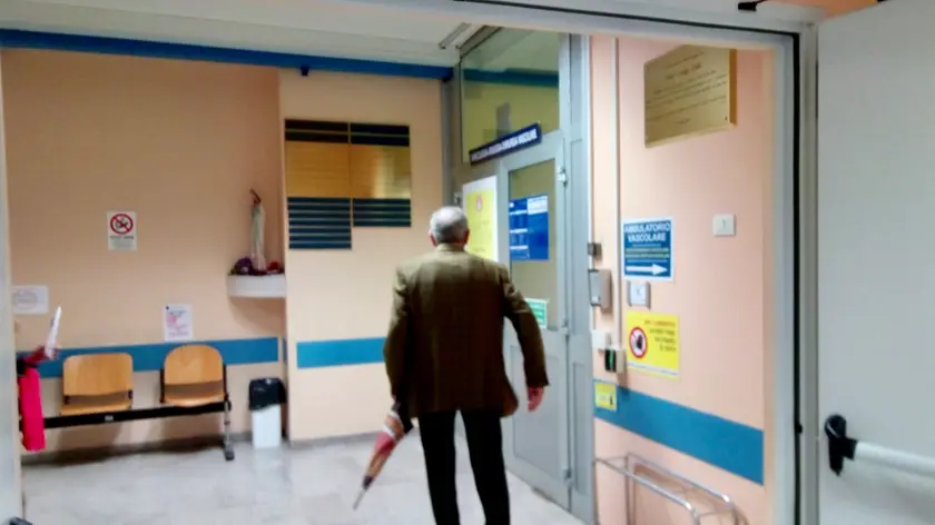 Un anziano in un ospedale