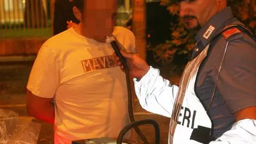 20080921 - ROMA - DIS - UBRIACHI ALLA GUIDA: MORTI E INCIDENTI PER COLPA DI ALCOL E COCAINA. Un uomo viene sottoposto al controllo dell'etilometro da una pattuglia dei carabinieri, in una immagine del 21 luglio 2007...ANSA/ARCHIVIO/CLAUDIO PERI/DRN