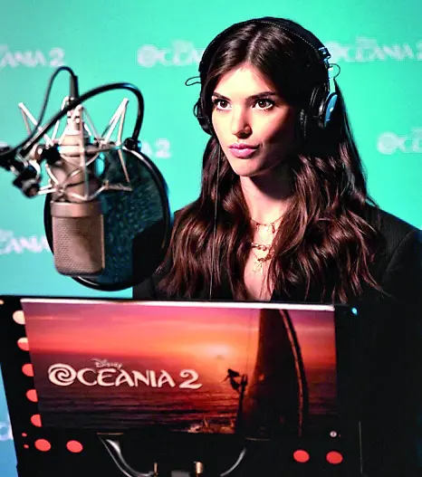 La cantautrice in sala di registrazione per il doppiaggio cantato di "Oceania 2"