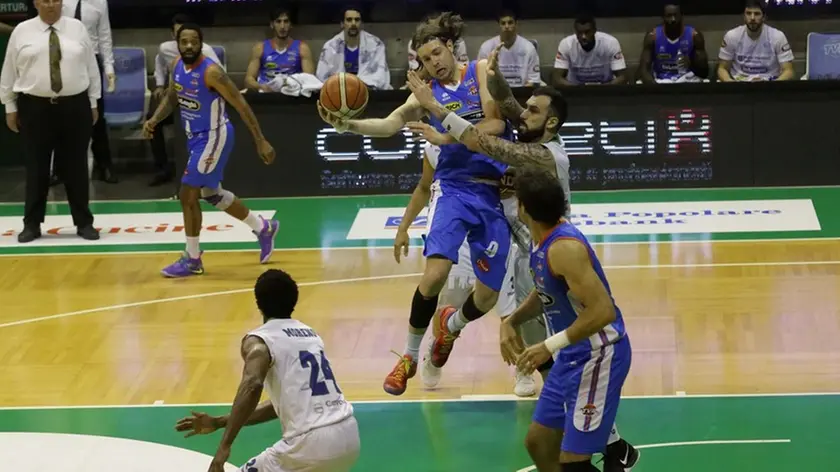 bolognini agenzia foto film villorba treviso basket -ferrara in foto antoniutti