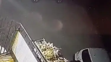 Uno dei ladri filmati vicino a un’auto in via Settembrini