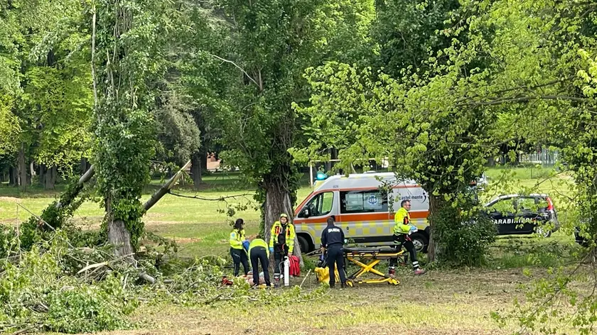 I soccorritori nel parco di di Villa Maria
