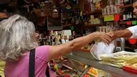 CAROVITA - PREZZI A CONFRONTO in foto un negozio " casolino " in piazza mazzini, con alberta pierobon mentre fa la spesa