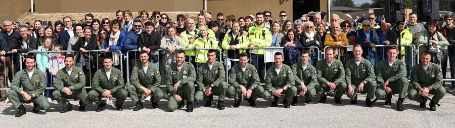 I piloti della Pattuglia Acrobatica Nazionale con il personale delle Usl 2 e 7 e i volontari dell'Airc a Istrana