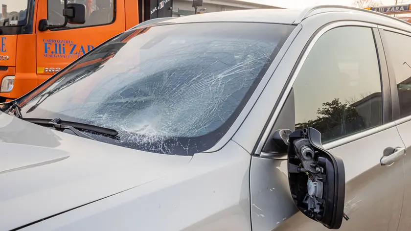 I danni al veicolo che ha investito il ciclista a Mareno