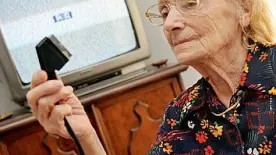 Un’anziana alle prese con il decoder