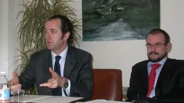 Luca Zaia con Claudio Dario in una conferenza stampa. Sotto, con la moglie Raffaella insieme all’amico «Marco» e consorte