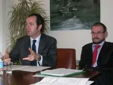 Luca Zaia con Claudio Dario in una conferenza stampa. Sotto, con la moglie Raffaella insieme all’amico «Marco» e consorte