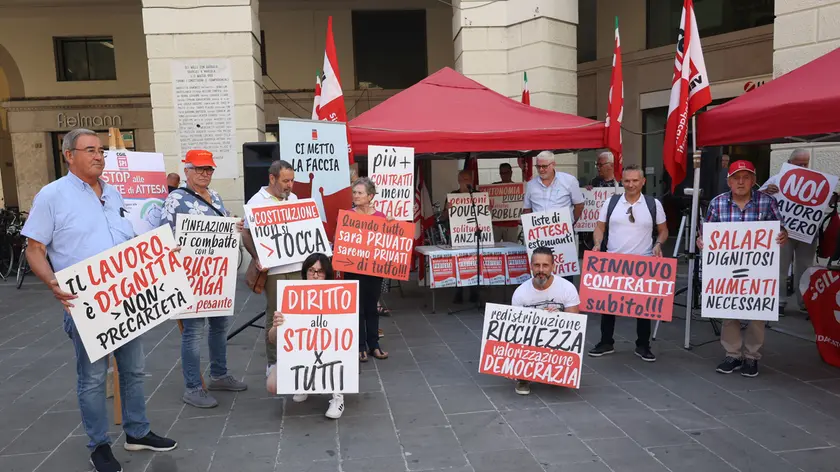 La protesta in piazzetta Aldo Moro: in otto ore si sono ascoltate 120 testimonianze di lavoratori
