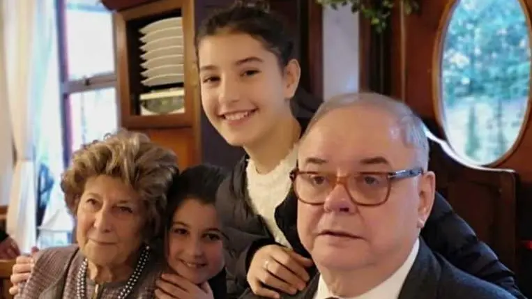 Il commercialista Roberto Gazzola, 82 anni, con la moglie e le nipoti