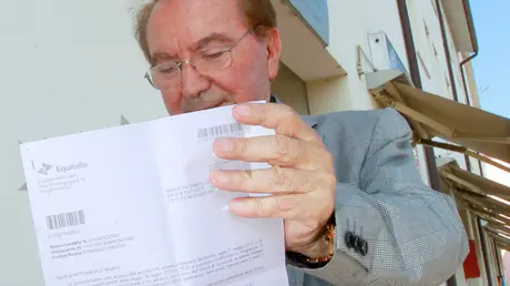 Guerretta Conegliano Mario Pietrangelo incendia cartella esattoriale davanti agenzia delle entrate