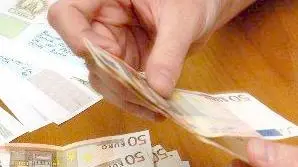 Una mazzetta di euro: sarebbero non meno di 30 mila i trevigiani alle prese con debiti inestinguibili