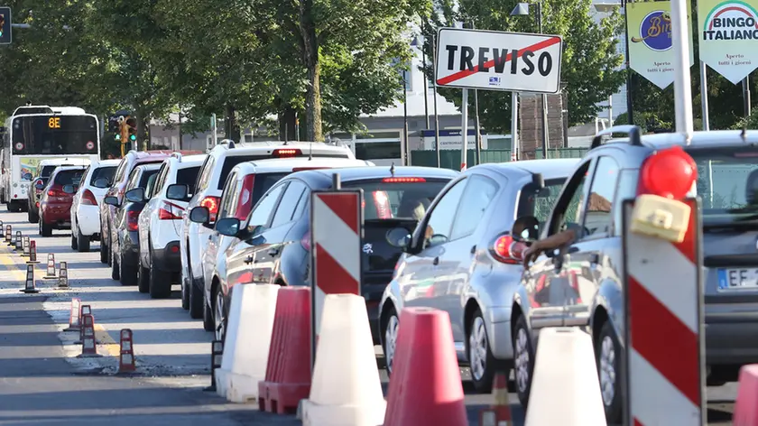 ZAGO AG.FOTOFILM . TREVISO TRAFFICO TERRAGLIO PER LAVORI ROTONDA DI FRONTE EX. METALCROM ORE18:00