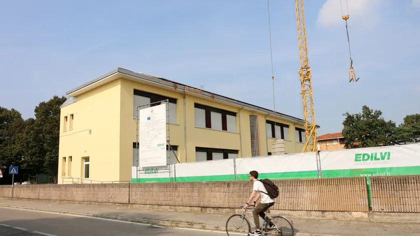 Il cantiere delle primarie Vittorino da Feltre, dove una classe prima è a rischio a causa dei pochi iscritti
