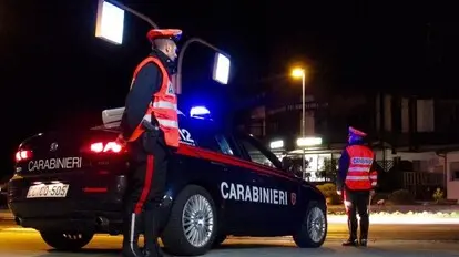 Roncade, ballano e si gettano sulle auto in arrivo per filmare la bravata