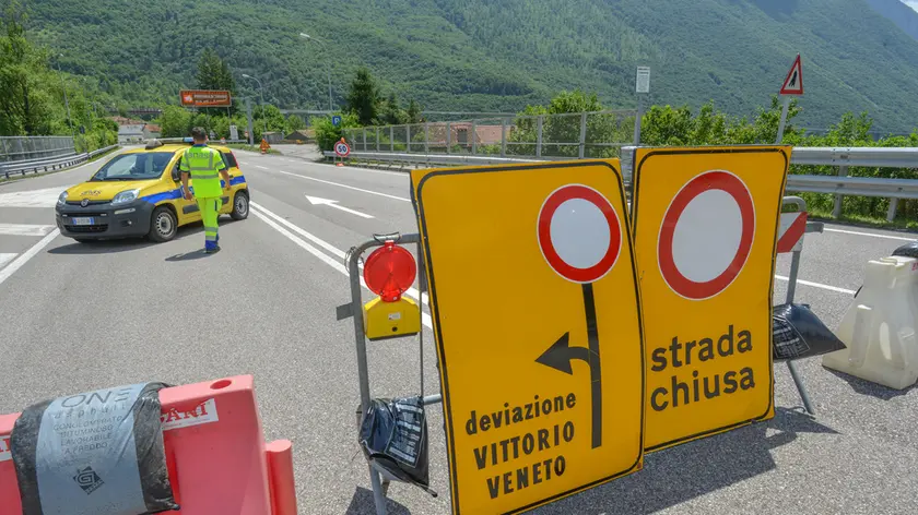 Strada chiusa a causa della frana