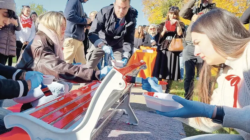La panchina rossa, uno dei simboli della lotta contro la violenza sulle donne, dipinta al Sant’Artemio a Treviso