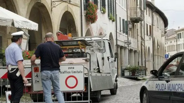 CONEGLIANO..VIA XX SETTEMBRE ZONA A TRAFFICO LIMITATO..fotocronaca - conegliano via xx settembre - La chiusura di via XX Settembre scattata ieri mattina alle 8.30