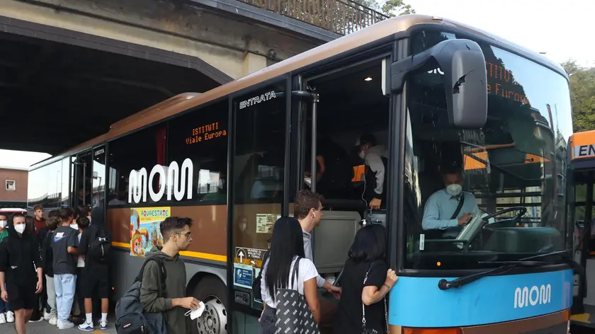 Un bus Mom in servizio di linea