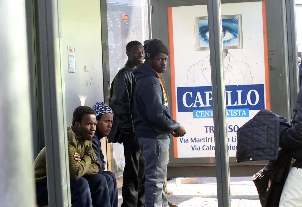 ZAGO TREVISO CORRIERA DI PROFUGHI DI FRONTE ALLA STAZIONE DEI TRENI