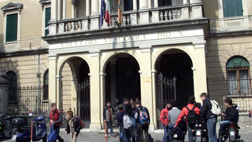 Treviso 20030327 STUDENTI ALL'USCITA DA SCUOLA DALL'ISTITUTO COLLEGIO PIO X (FOTOFILM/FotoFilm)