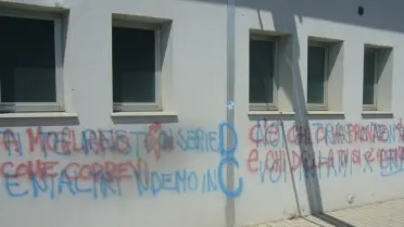 I muri del PalaValerio a Concordia imbrattati dagli ultras