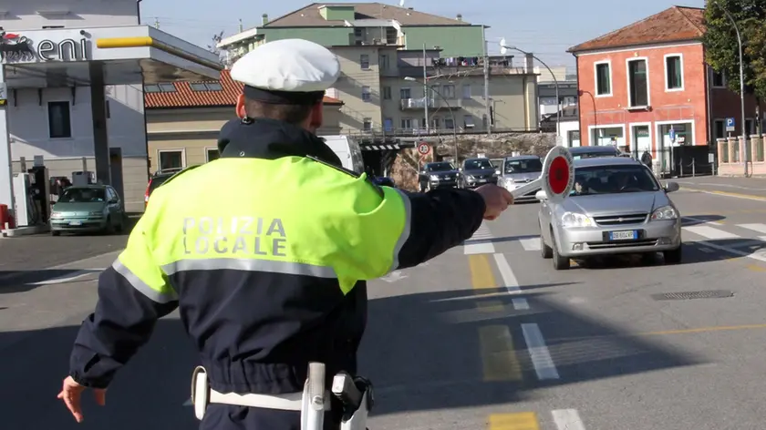 AGOSTINI AG.FOTOFILM TREVISO BLOCCO DEL TRAFFICO TARGHE ALTERNE, CONTROLLI VIGILI URBANI IN V.LE 4 NOVEMBRE