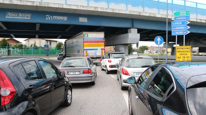 AGOSTINI AG.FOTOFILM TREVISO TANGENZIALE CHIUSA X LAVORI PISTA CICLABILE, IN FOTO TRAFFICO ROTONDA DI S. GIUSEPPE
