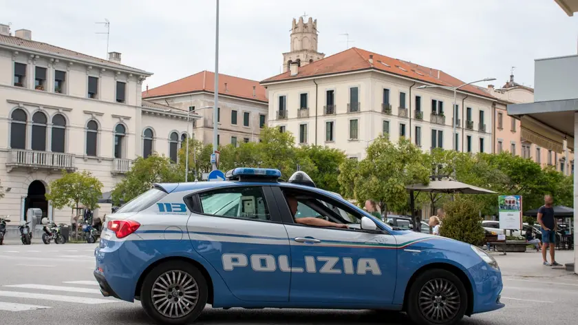 Una volante della polizia durante un controllo a Conegliano